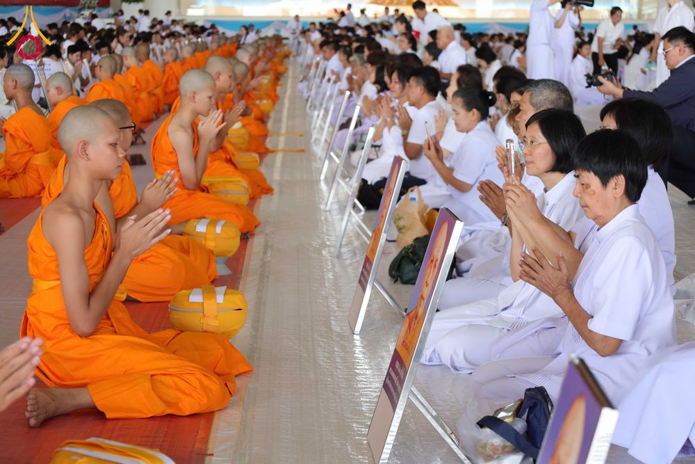 ภาพ No.319621:วันเสาร์ที่ 4 เมษายน พ.ศ.2569 พิธีขอขมา มอบผ้าไตร และถวายบาตรแด่นาคธรรมทายาท ในโครงการบรรพชาสามเณรฟื้นฟูพระพุทธศาสนาทั่วไทย โครงการหน่อแก้วเปรียญธรรม รุ่นที่ 14 โครงการสามเณรยุวธรรมทายาท รุ่นที่ 34 โครงการสามเณรมัชฌิมธรรมทายาท รุ่นที่ 30 ณ สภาธรรมกายสากล