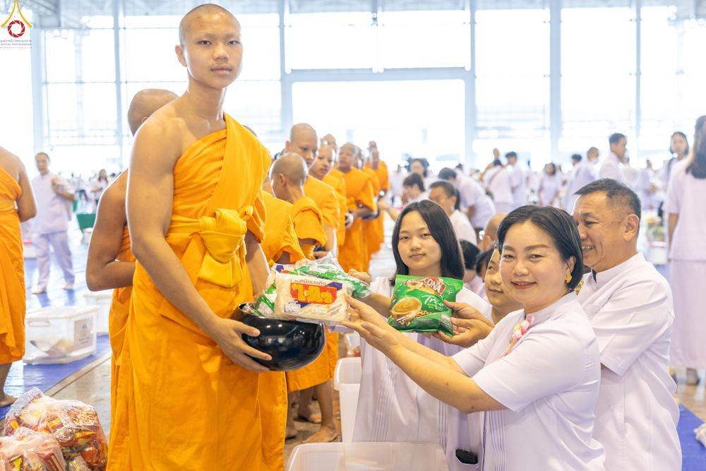 ภาพ No.311366:วันอาทิตย์ต้นเดือนที่ 1 มีนาคม พ.ศ.2569 พิธีตักบาตร และ พิธีบูชาข้าวพระ ณ สภาธรรมกายสากล วัดพระธรรมกาย