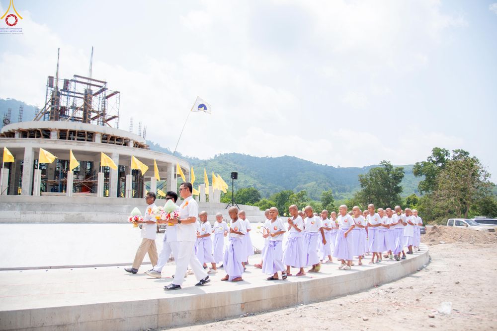 ภาพ No.320134:วันเสาร์ที่ 4 เมษายน 2569 พิธีตัดปอยผม ขอขมาผู้ปกครอง  มอบบาตร-ผ้าไตร และพิธีบรรพชาสามเณร 87 รูป  ณ ศูนย์ปฏิบัติธรรมระยอง(บ้านช่องลม)  ต.บางบุตร อ.บ้านค่าย จ.ระยอง