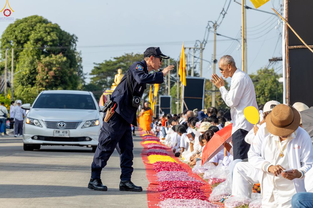 ภาพ No.296318:ภาพเบื้องหลังอาสาสมัครรวมใจ ชุดที่ 2 ในโครงการธรรมยาตรา กตัญญูบูชา มหาปูชนียาจารย์ พระมงคลเทพมุนี(สด จนฺทสโร) พระผู้ปราบมาร อนุสรณ์สถาน 7 แห่ง ปีที่ 14