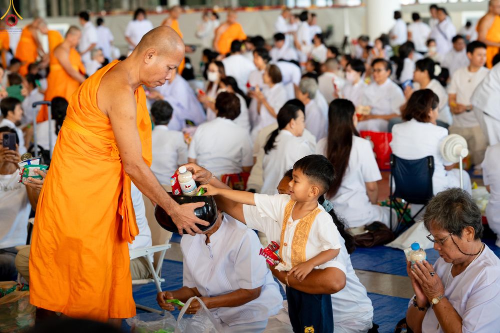 ภาพ No.318187:วันอาทิตย์ต้นเดือนที่ 5 เมษายน พ.ศ.2569 พิธีตักบาตร ณ บ้านแก้วเรือนทองคุณยายอาจารย์ฯ วัดพระธรรมกาย