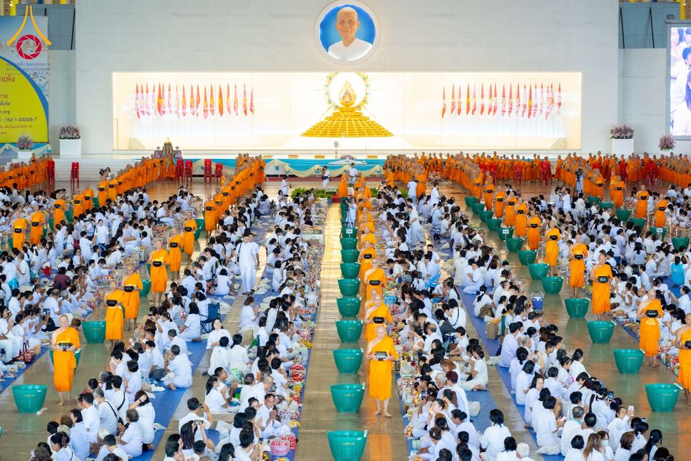 ภาพ No.256824:วันที่ 5 ตุลาคม พ.ศ. 2568 พิธีตักบาตร ข้าวสารอาหารแห้ง ณ บ้านแก้วเรือนทองคุณยายฯ สภาธรรมกายสากล วัดพระธรรมกาย