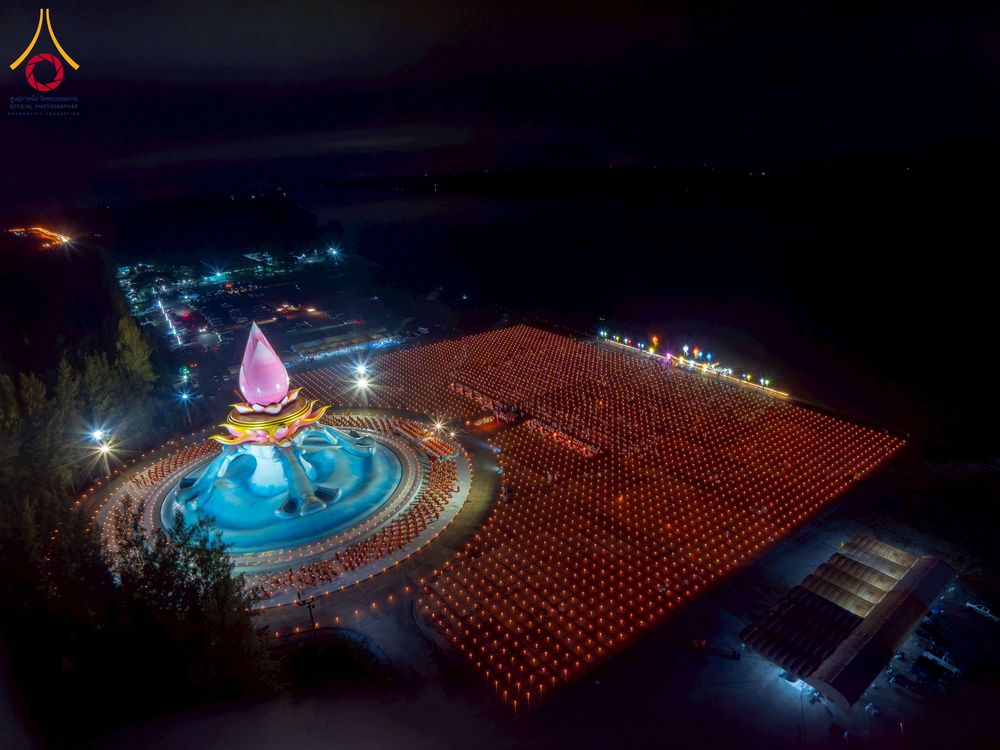 ภาพ No.266157:วันพุธที่ 5 พฤศจิกายน พ.ศ. 2568 (วันพระ ขึ้น 15 ค่ำ เดือน 12) พิธีจุดประทีปโคมลาน, โคมลอย และลอยกระทง ถวายประทีปเป็นพุทธบูชา สร้างความสว่างไสวให้กับแผ่นดินด้วยแสงธรรม ณ พุทธอุทยานนานาชาติ จังหวัดหนองคาย