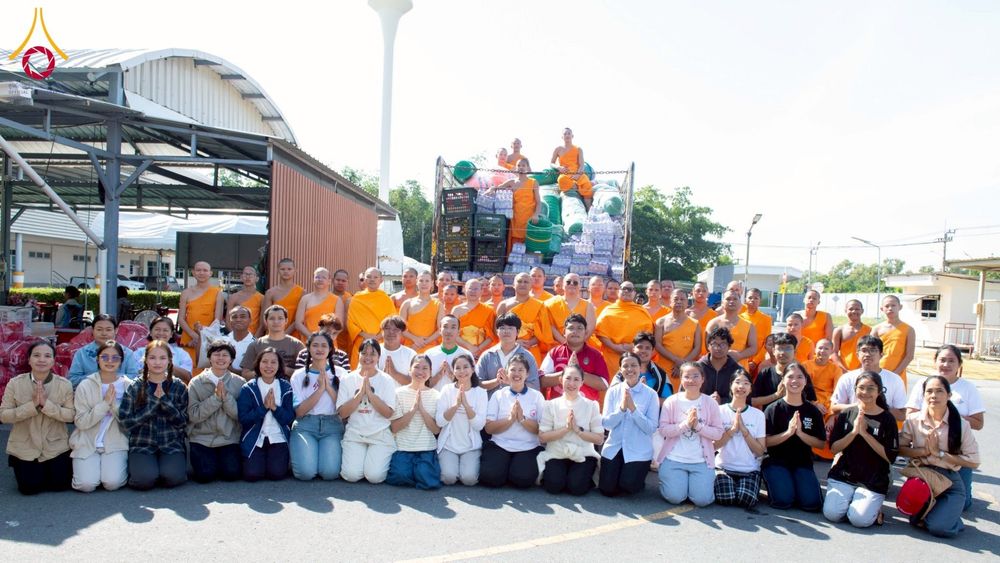 ภาพ No.273730:วันที่ 27 พฤศจิกายน พ.ศ. 2568 คณะศิษยานุศิษย์วัดพระธรรมกาย มูลนิธิธรรมกาย มอบอาหารและสิ่งของความช่วยเหลือให้พี่น้องชาวใต้ ผู้ประสบอุทกภัยน้ำท่วม