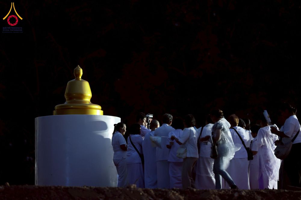 ภาพ No.261939:วันที่ 14 ตุลาคม พ.ศ. 2568 พิธีกลั่นแผ่นดิน โปรยทรายตอกเสาเข็มมหามงคลต้นแรก  สร้างองค์พระเจดีย์และจุดประทีปถวายเป็นพุทธบูชา ณ ศูนย์ปฏิบัติธรรมชัยนาท ต.ธรรมามูล อ.ชัยนาท จ.ชัยนาท