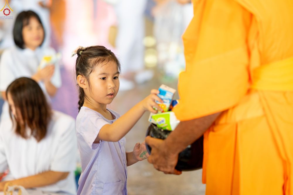 ภาพ No.318225:วันอาทิตย์ต้นเดือนที่ 5 เมษายน พ.ศ.2569 พิธีตักบาตร ณ บ้านแก้วเรือนทองคุณยายอาจารย์ฯ วัดพระธรรมกาย