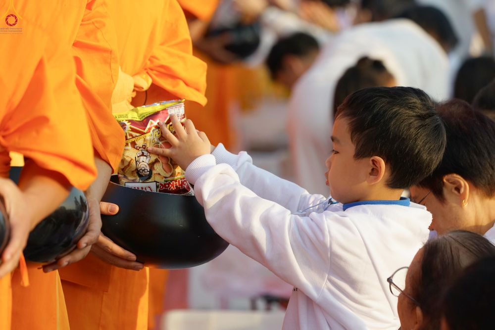 ภาพ No.279886:วันที่ 1 มกราคม พ.ศ.2569 พิธีตักบาตรในวันขึ้นปีใหม่ ณ ลานธรรม วัดพระธรรมกาย