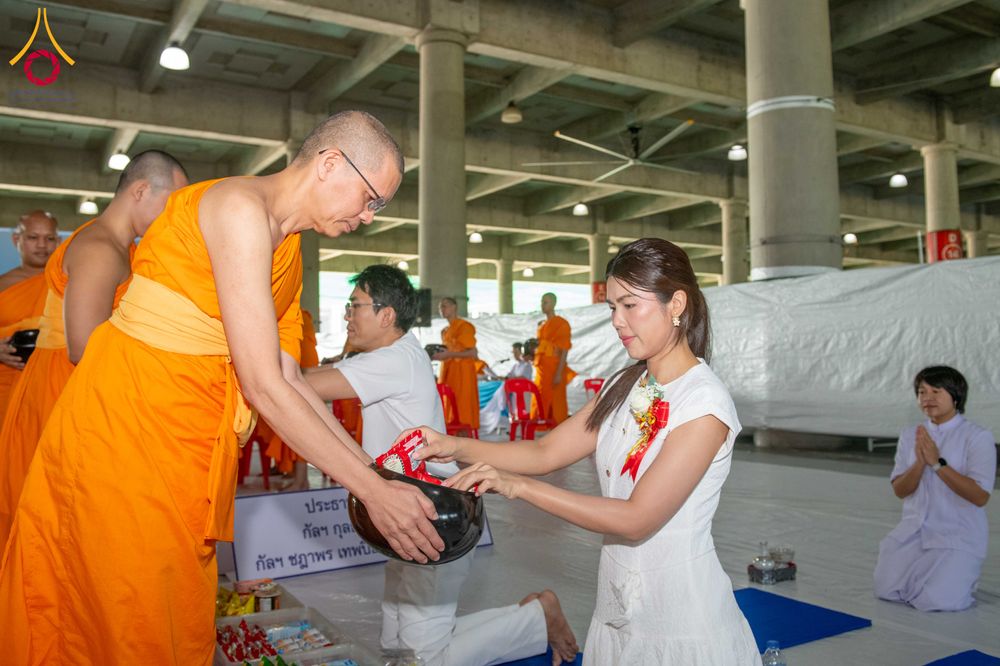ภาพ No.339998:วันอาทิตย์ที่ 19 กรกฎาคม พ.ศ.2569 พิธีตักบาตรโครงการบรรพชาสามเณรนานาชาติ รุ่นที่ 15 ณ มหารัตนวิหารคด 6 วัดพระธรรมกาย
