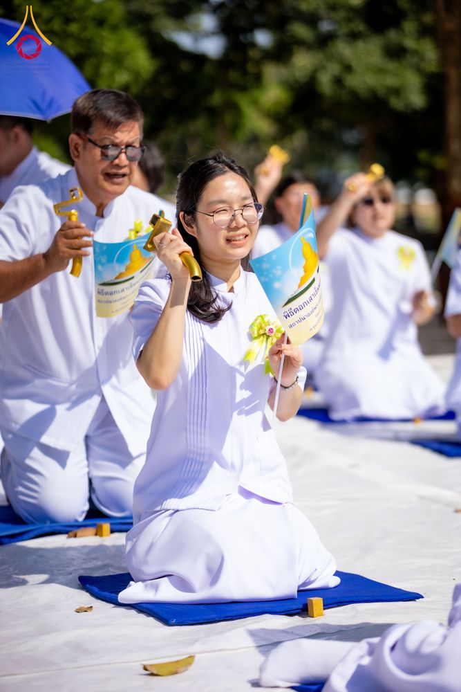 ภาพ No.285824:วันพุธที่ 10 ธันวาคม พ.ศ.2568  พิธีตอกเสาเข็มมงคลต้นสุดท้าย รองรับองค์พระเจดีย์เพื่อสร้างสันติภาพโลก ณ ศูนย์ปฏิบัติธรรมและศูนย์อบรมเยาวชน ชัยนาท