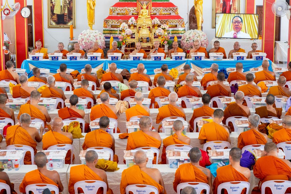 ภาพ No.234529:วันพฤหัสบดีที่ 24 กรกฎาคม พ.ศ. 2568 พิธีถวายสังฆทานแก่คณะสงฆ์ 323 วัด , พิธีมอบกองทุนหนุนแรงใจช่วยครูใต้ , พิธีทำบุญส่วนกุศลแด่ผู้วายชนม์ ในเหตุการณ์ความไม่สงบ 4 จังหวัด ชายแดนภาคใต้ (ปัตตานี , ยะลา , นราธิวาส , สงขลา) ปีที่ 21 ครั้งที่ 179 ณ วัดเวฬุวัน 