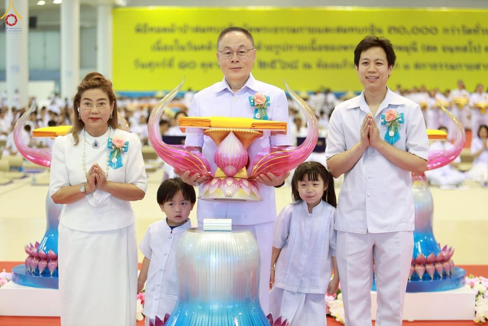 ภาพ No.251706:วันที่ 10 ตุลาคม พ.ศ. 2568 พิธีทอดผ้าป่าสมทบกฐินวัดพระธรรมกาย และสมทบกฐิน 30,000 กว่าวัดทั่วประเทศ ครั้งที่ 3 ณ สภาธรรมกายสากล วัดพระธรรมกาย