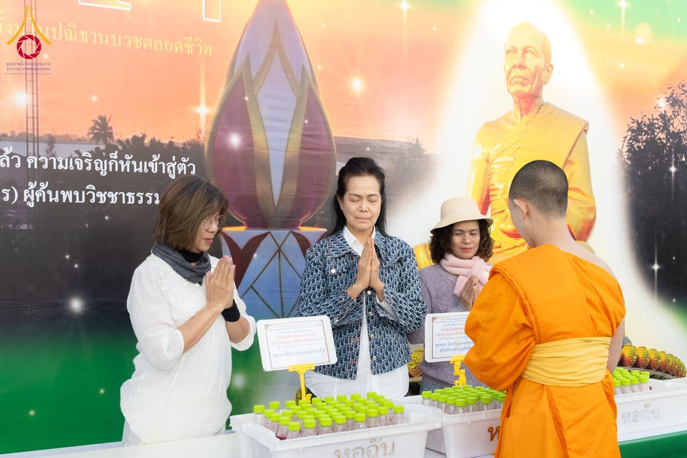 ภาพ No.289862:วันที่ 8 มกราคม พ.ศ. 2569 พิธีถวายภัตตาหารเป็นสังฆทาน แด่พระธรรมยาตรา ณ อนุสรณ์สถานคลองบางนางแท่น อ.สามพราน จ.นครปฐม ในโครงการธรรมยาตรา กตัญญูบูชา มหาปูชนียาจารย์ พระมงคลเทพมุนี(สด จนฺทสโร) พระผู้ปราบมาร อนุสรณ์สถาน 7 แห่ง ปีที่ 14