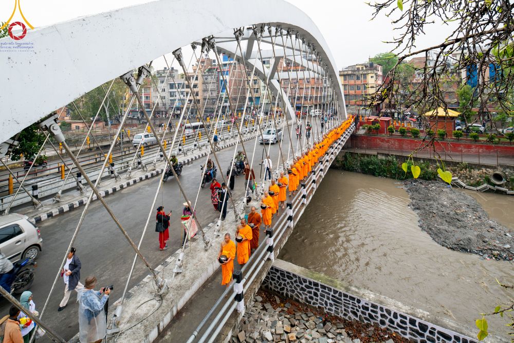 ภาพ No.317179:วันจันทร์ที่ 30 มีนาคม พ.ศ.2569 จาริกบิณฑบาตสยมภูนาทสู่พระราชวังหนุมานโดกา ประเทศเนปาล