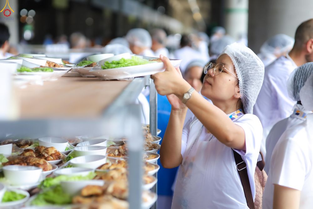 ภาพ No.325736:วันที่ 22 เมษายน พ.ศ.2569(วันคุ้มครองโลก) งานถวายมหาสังฆทาน 40,000 กว่าวัดทั่วประเทศ เจ้าหน้าที่ สาธุชน ร่วมใจจัดเตรียมภัตตาหารเพล (ชุด 2)