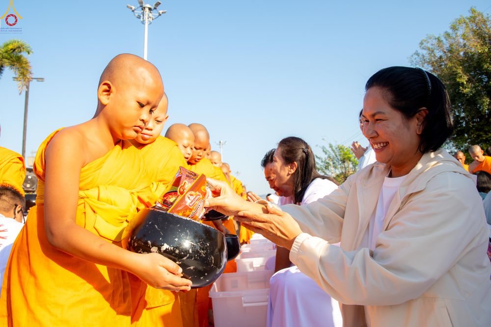 ภาพ No.282740:วันเสาร์ที่ 20 ธันวาคม พ.ศ.2568 พิธีตักบาตรพระ 10,000 รูป (ชุด 2) เนื่องในโอกาส 194 ปี จังหวัดกาญจนบุรี และอุทิศส่วนกุศลให้แด่บรรพชนทั้งหลาย บริเวณถนนสองแคว (Skywalk) เมืองกาญจนบุรี