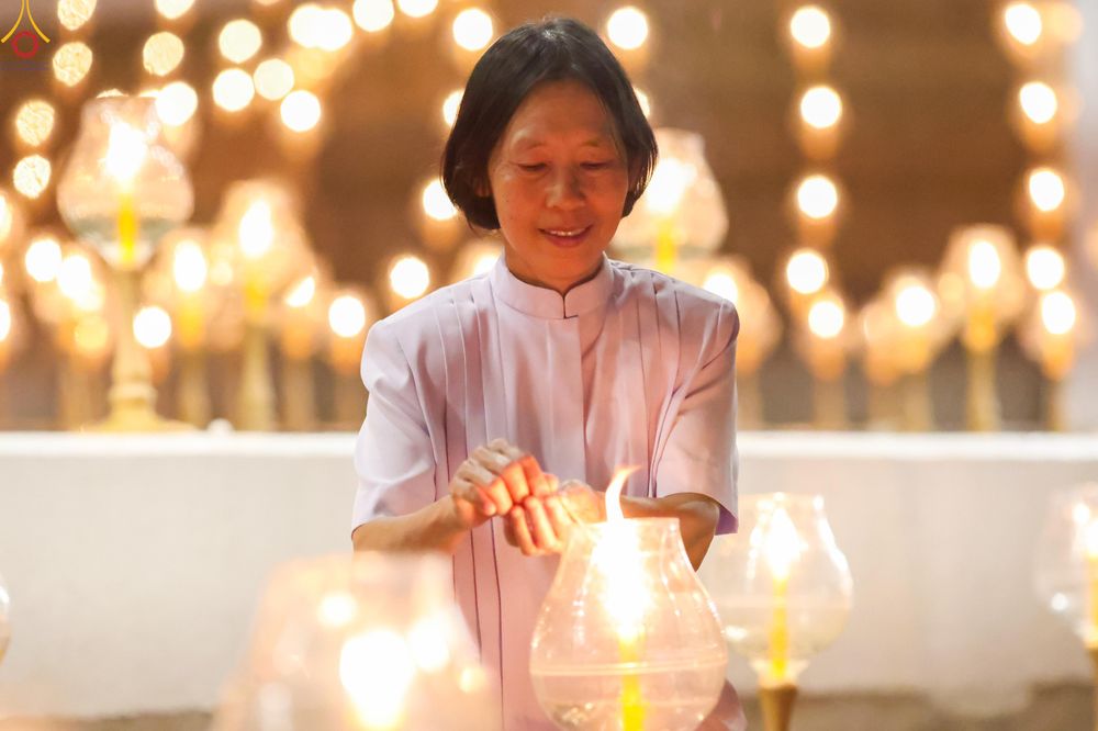 ภาพ No.290152:วันที่ 6 มกราคม พ.ศ. 2569 พิธีจุดประทีปถวายเป็นพุทธบูชา และบูชาธรรมมหาปูชนียาจารย์ (ภาพชุดที่ 2) ณ อนุสรณ์สถานมหาวิหารพระมงคลเทพมุนี (โลตัสแลนด์) อ.สองพี่น้อง จ.สุพรรณบุรี ในโครงการธรรมยาตรา กตัญญูบูชา มหาปูชนียาจารย์ พระมงคลเทพมุนี(สด จนฺทสโร) พระผู้ปรา