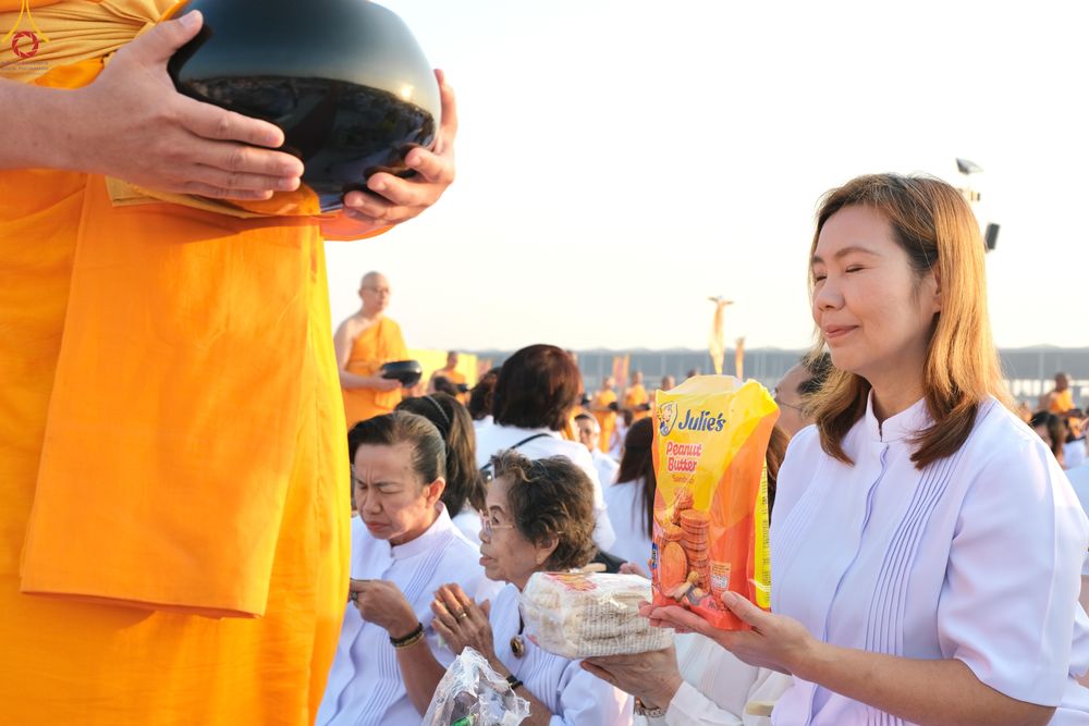 ภาพ No.279844:วันที่ 1 มกราคม พ.ศ.2569 พิธีตักบาตรในวันขึ้นปีใหม่ ณ ลานธรรม วัดพระธรรมกาย