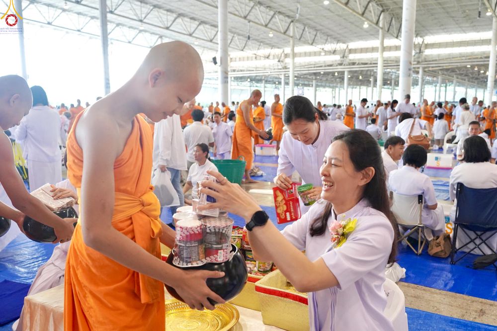 ภาพ No.318183:วันอาทิตย์ต้นเดือนที่ 5 เมษายน พ.ศ.2569 พิธีตักบาตร ณ บ้านแก้วเรือนทองคุณยายอาจารย์ฯ วัดพระธรรมกาย