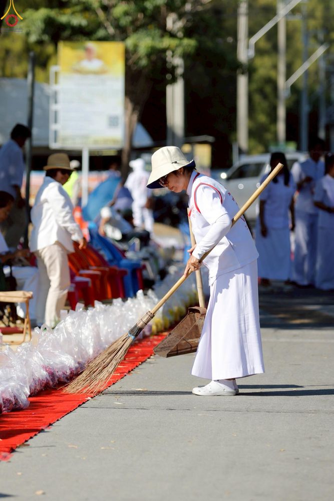 ภาพ No.296089:ภาพเบื้องหลังอาสาสมัครรวมใจ ชุดที่ 1 ในโครงการธรรมยาตรา กตัญญูบูชา มหาปูชนียาจารย์ พระมงคลเทพมุนี(สด จนฺทสโร) พระผู้ปราบมาร อนุสรณ์สถาน 7 แห่ง ปีที่ 14
