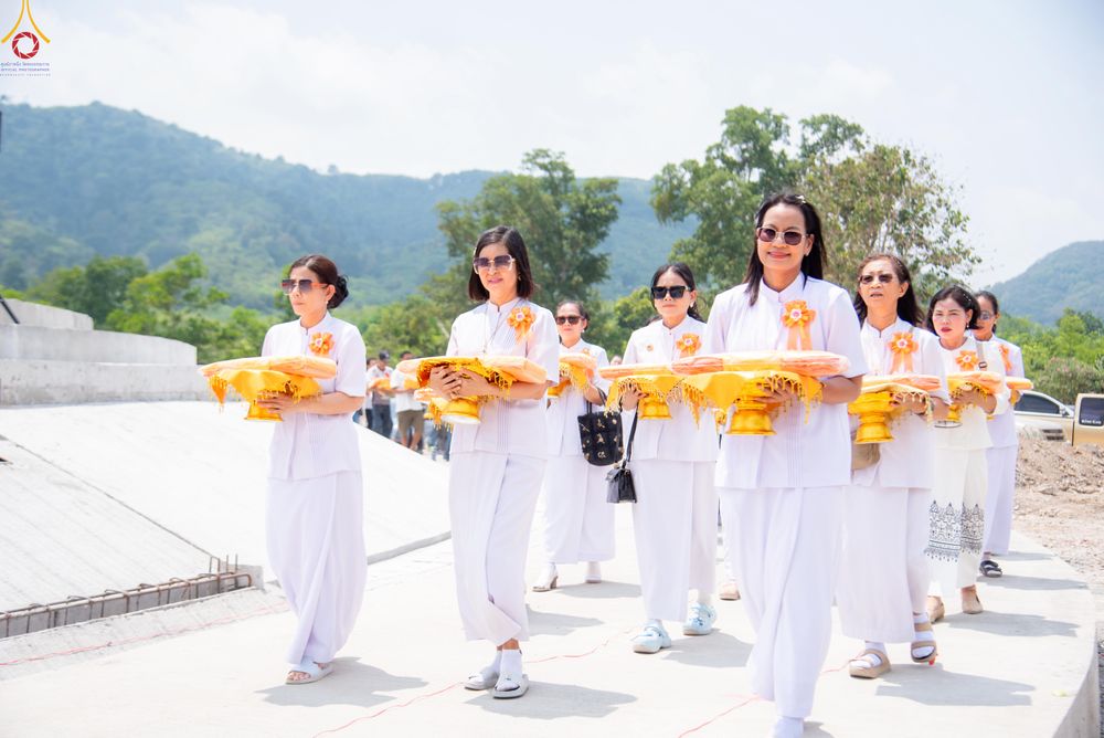 ภาพ No.320138:วันเสาร์ที่ 4 เมษายน 2569 พิธีตัดปอยผม ขอขมาผู้ปกครอง  มอบบาตร-ผ้าไตร และพิธีบรรพชาสามเณร 87 รูป  ณ ศูนย์ปฏิบัติธรรมระยอง(บ้านช่องลม)  ต.บางบุตร อ.บ้านค่าย จ.ระยอง