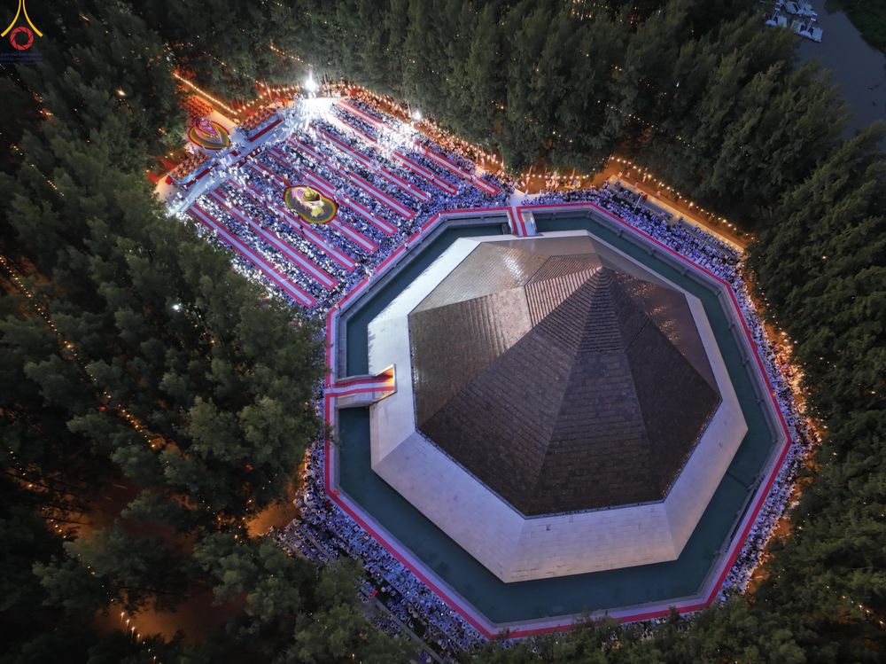 ภาพ No.289160:วันที่ 7 มกราคม พ.ศ. 2569 พิธีตักบาตรพระธรรมยาตรา ณ อนุสรณ์สถานลำดับที่ 1 สถานที่เกิดด้วยรูปกายเนื้อ อนุสรณ์สถานมหาวิหารพระมงคลเทพมุนี (โลตัสแลนด์) อ.สองพี่น้อง จ.สุพรรณบุรี ในโครงการธรรมยาตรา กตัญญูบูชา มหาปูชนียาจารย์ พระมงคลเทพมุนี(สด จนฺทสโร) พระผู้ป