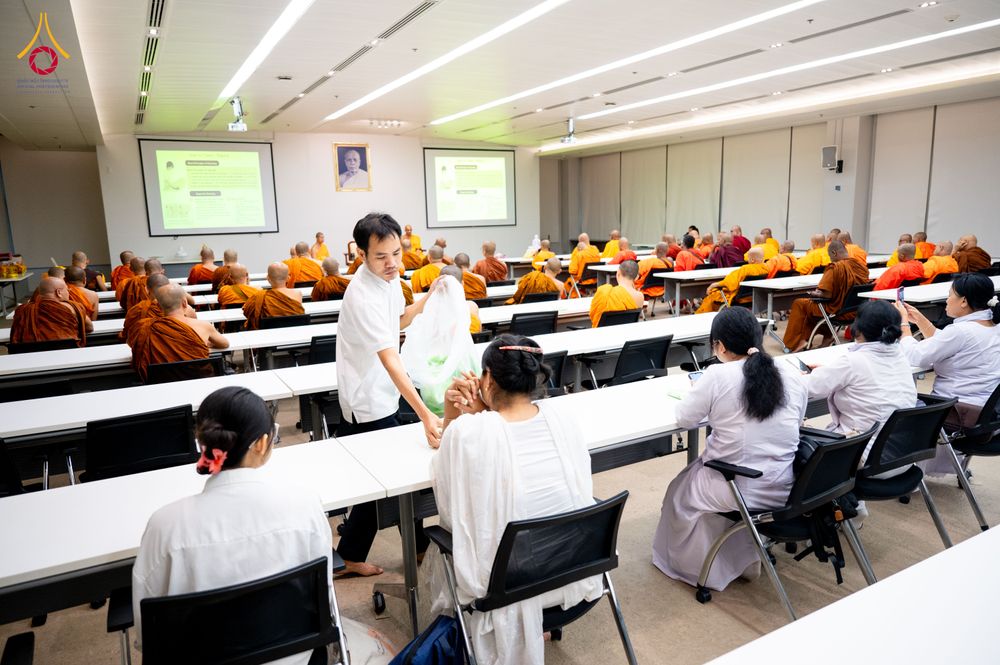ภาพ No.323348:หลวงพ่อทัตตชีโว รองเจ้าอาวาสวัดพระธรรมกาย ถวายการต้อนรับปฏิสันถารคณะสงฆ์จากประเทศศรีลังกา