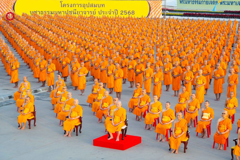 ภาพ No.285243:วันจันทร์ที่ 15 ธันวาคม พ.ศ.2568  บันทึกภาพหมู่ประวัติศาสตร์ โครงการบรรพชาอุปสมบทหมู่  รุ่นบูชาธรรมมหาปูชนียาจารย์ ประจำปี 2568 ณ ลานธรรมมหาธรรมกายเจดีย์ วัดพระธรรมกาย