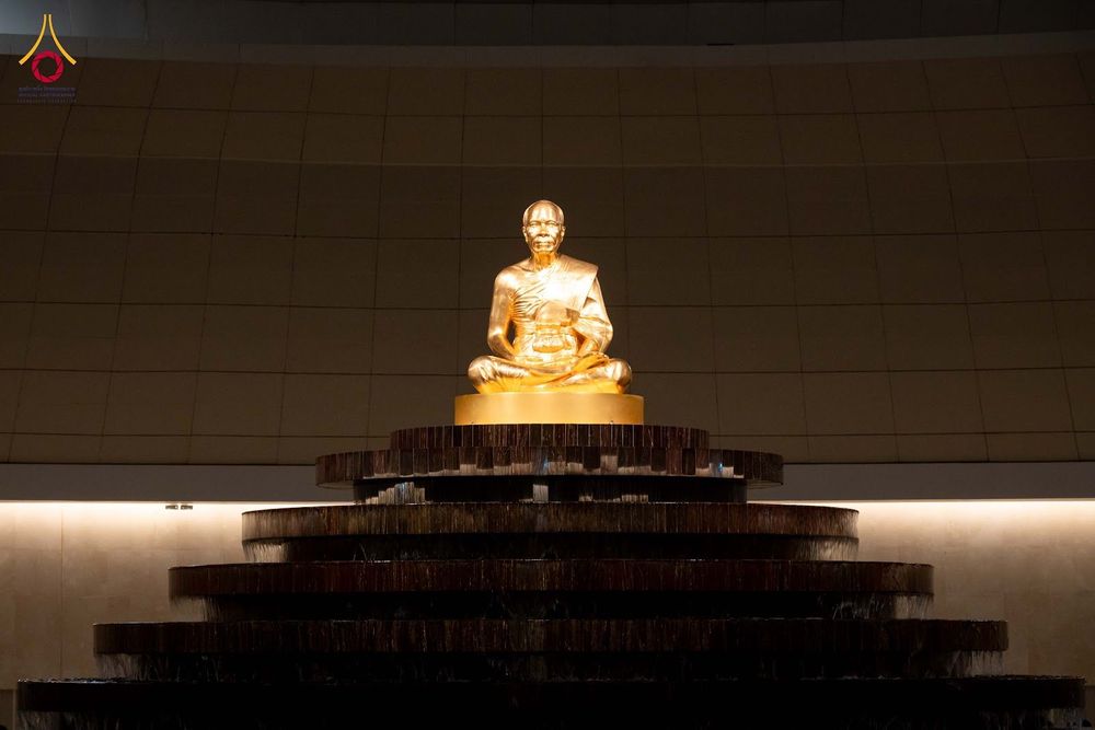 รูปหล่อทองคำพระมงคลเทพมุนีประดิษฐานบนฐานน้ำพุภายในอาคาร