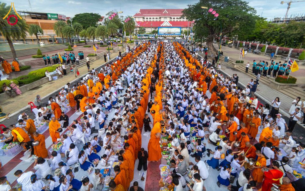 ภาพ No.329507:วันอาทิตย์ที่ 24 พฤษภาคม พ.ศ. 2569 พิธีตักบาตรพระ 1,000 รูป เพื่อถวายเป็นพุทธบูชาในเทศกาลวิสาขบูชาโลก และ ถวายเป็นพระราชกุศล  ณ ลานศิลปวัฒนธรรม เมืองปัตตานี จ.ปัตตานี