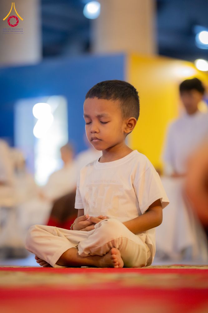 ภาพ No.286717:วันอาสาฬหบูชา วันพฤหัสบดีที่ 10 กรกฏาคม พ.ศ.2568  พิธีเวียนประทักษิณรอบพระมหาธรรมกายเจดีย์ , พิธีฉลองชัยสวดมนต์บทธัมมจักกัปปวัตตนสูตร ครบ 7,520,000,000 จบ ณ มหารัตนวิหารคด วัดพระธรรมกาย