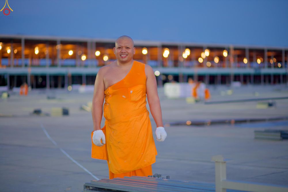 ภาพ No.326928:วันที่ 1 พฤษภาคม พ.ศ.2569 พระภิกษุ สามเณร เจ้าหน้าที่ สาธุชน ร่วมกันเก็บงาน ณ ลานธรรม วัดพระธรรมกาย