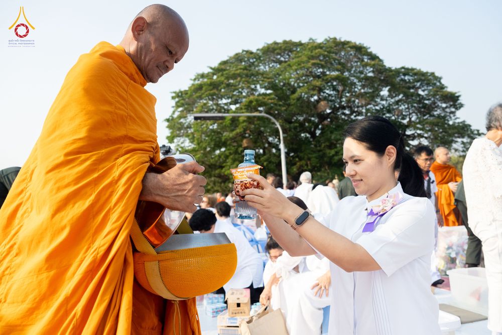 ภาพ No.318094:วันเสาร์ที่ 4 เมษายน พ.ศ. 2569 งานทำบุญเมืองใจกลางอยุธยา  ตักบาตรพระ 1,109 รูป ณ ถนนชีกุน หน้าวัดมหาธาตุ และวัดราชบูรณะ