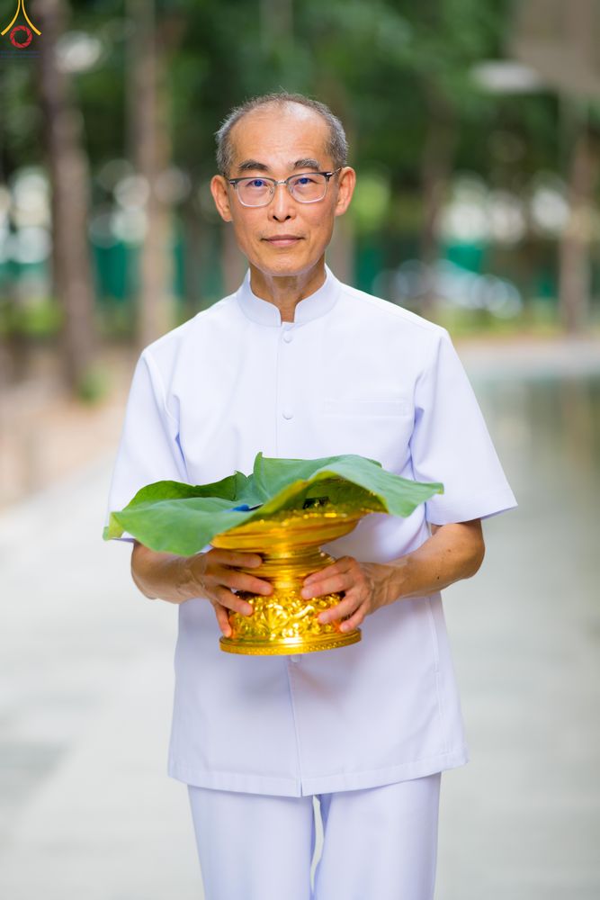 ภาพ No.330485:วันที่ 30 พฤษภาคม พ.ศ.2569 พิธีตัดปอยผมและปลงผม อุบาสกอุปสมบทอุทิศชีวิต 11 ท่าน (ภาพชุดที่ 2) ณ โบสถ์พระไตรปิฎก วัดพระธรรมกาย จังหวัดปทุมธานี