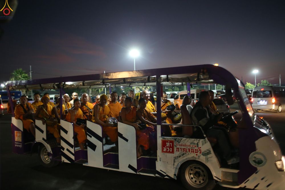 ภาพ No.284125:วันเสาร์ที่ 20 ธันวาคม พ.ศ.2568  พิธีตักบาตรพระ 10,000 รูป เนื่องในโอกาส 194 ปี จังหวัดกาญจนบุรี และอุทิศส่วนกุศลให้แด่บรรพชนทั้งหลาย บริเวณถนนสองแคว (Skywalk) เมืองกาญจนบุรี