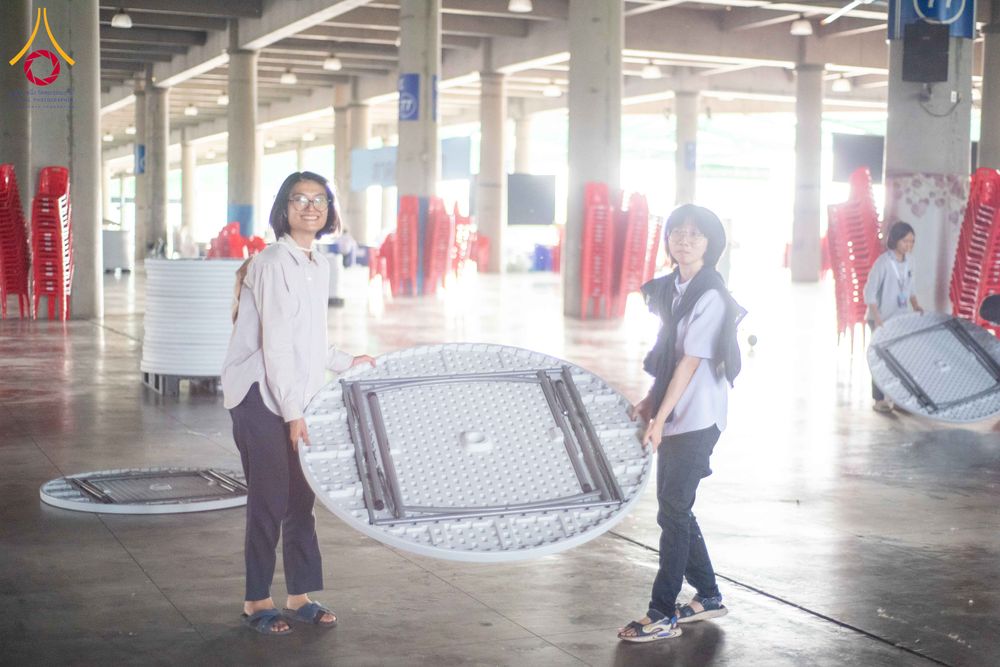 ภาพ No.325290:วันที่ 24-25 เมษายน พ.ศ.2569  เจ้าหน้าที่และอาสาสมัครรับบุญเก็บโต๊ะ เก้าอี้ ผ้าระบาย งานถวายมหาสังฆทาน 40,000 กว่าวัดทั่วประเทศ  ณ วิหารคด, สภาธรรมกายสากล วัดพระธรรมกาย