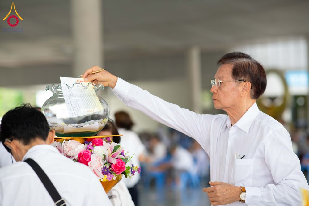 ภาพ No.326755:วันที่ 1 พฤษภาคม พ.ศ.2569 พิธีบุพเปตพลี ครั้งที่ 181 ร่วมอุทิศบุญแด่หมู่ญาติที่ล่วงลับไปแล้ว และสืบทอดอายุพระพุทธศาสนา ณ หอฉันคุณยายอาจารย์ฯ วัดพระธรรมกาย