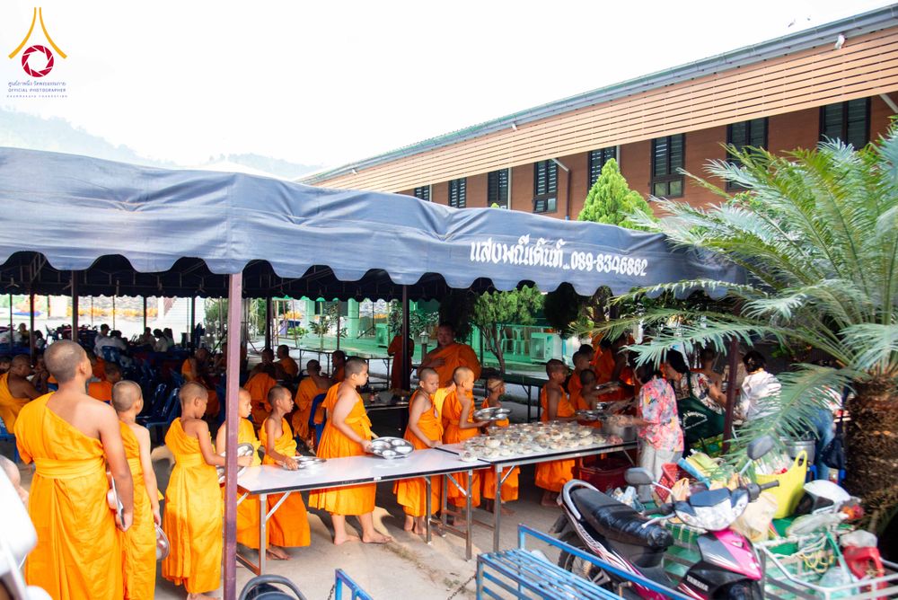 ภาพ No.321769:วันที่ 12 เมษายน พ.ศ.2569 ตักบาตรสงกรานต์ฉลองสามเณรใหม่  ณ ศูนย์ปฏิบัติธรรมระยอง(บ้านช่องลม)