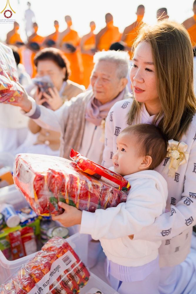 ภาพ No.74849:พิธีตักบาตรพระธรรมยาตราฯ ในโครงการธรรมยาตรากตัญญูบูชา มหาปูชนียาจารย์ พระมงคลเทพมุนี(สด จนฺทสโร) พระผู้ปราบมาร ปีที่ 11 ณ อนุสรณ์สถานลำดับที่ 5 สถานที่เผยแผ่วิชชาธรรมกายครั้งแรก อนุสรณ์สถานบางปลา วัดบางปลา อ.บางเลน จ.นครปฐม วันที่ 29 มกราคม พ.ศ. 2566