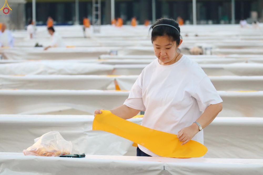 ภาพ No.321938:วันที่ 11-12 เมษายน พ.ศ.2569 การเตรียมงาน มัดถุงน้ำ , ผูกผ้าระบาย , เตรียมจุดฉันภัตตาหาร เพื่องานถวายมหาสังฆทาน 40,000 กว่าวัดทั่วประเทศ วันคุ้มครองโลก 22 เมษายน พ.ศ.2569 วัดพระธรรมกาย