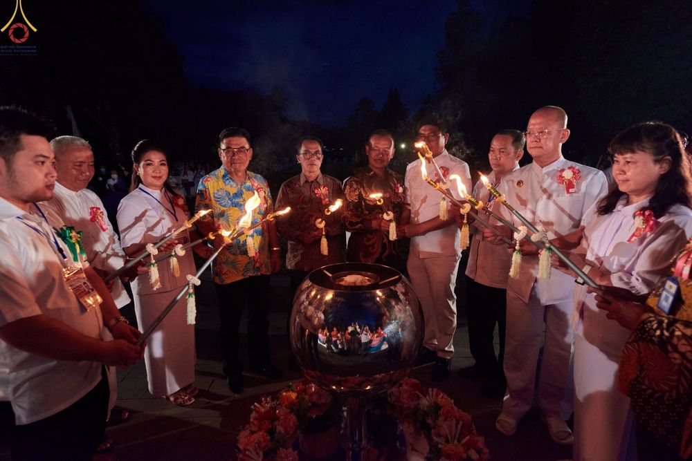 ภาพ No.68220:พิธีจุดประทีปถวายเป็นพุทธบูชา ณ พระมหาเจดีย์บรมพุทโธ ประเทศอินโดนีเซีย วันที่ 17 ธันวาคม พ.ศ. 2565
