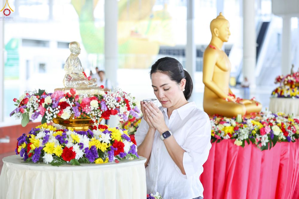 ภาพ No.322268:วันที่ 13 เมษายน พ.ศ.2569 สาธุชนสรงน้ำพระ เนื่องในวันสงกรานต์ ณ หอฉันคุณยายอาจารย์ วัดพระธรรมกาย