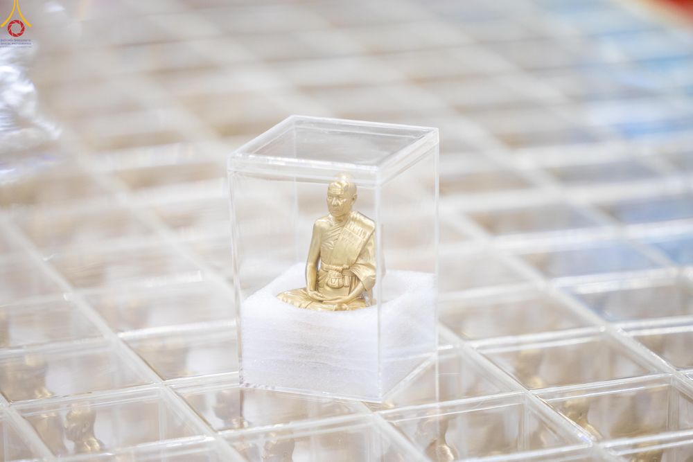 ภาพ No.311635:วันอาทิตย์ต้นเดือนที่ 1 มีนาคม พ.ศ.2569 สัมมนาพิเศษ พิธีมอบรูปหล่อโลหะหลวงปู่วัดปากน้ำ พระมงคลเทพมุนี พิธีมุทิตาสักการะในโอกาสพระครูปลัดรัตนวีรวัฒน์(รังสฤษดิ์ อิทธิจินฺตโก) เจ้าอาวาสวัดพระธรรมกาย  ดำรงตำแหน่งเป็น “ที่ปรึกษาเจ้าคณะจังหวัดปทุมธานี”  ณ ห้อง