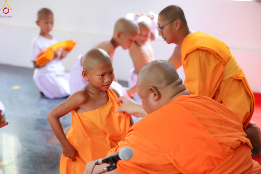 ภาพ No.317980:วันพฤหัสบดีที่ 2 เมษายน พ.ศ.2569 พิธีปลงผม , พิธีขอขมามอบบาตรและผ้าไตร , พิธีบรรพชาสามเณร จำนวน 28 รูป   ณ วัดโซกเป็ดอภิญญาโณ ต.เมืองเก่า อ.เมือง จ.สุโขทัย