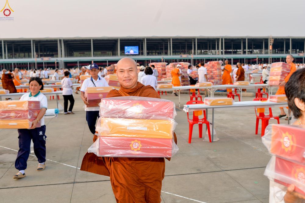 ภาพ No.323117:วันที่ 19 เมษายน พ.ศ.2569 การเรียงกล่องไทยธรรม , เตรียมงานจราจร เพื่องานถวายมหาสังฆทาน 40,000 กว่าวัดทั่วประเทศ วันคุ้มครองโลก 22 เมษายน พ.ศ.2569 วัดพระธรรมกาย
