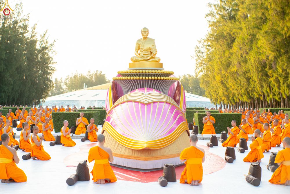 ภาพ No.281619:วันที่ 24 ธันวาคม พ.ศ.2568 พระธรรมยาตรา ปฏิบัติธรรม และถ่ายภาพหมู่ประวัติศาสตร์ ณ ลานหน้ามหาวิหารพระมงคลเทพมุนีฯ วัดพระธรรมกาย