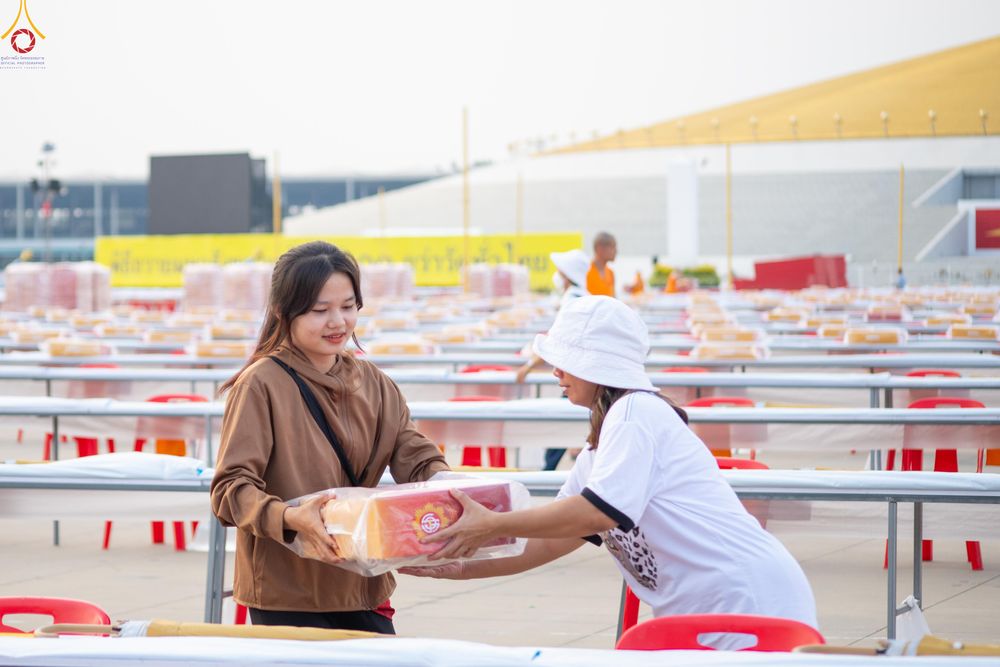 ภาพ No.322592:วันที่ 17 เมษายน พ.ศ.2569 การเรียงกล่องไทยธรรม เรียงน้ำดื่ม เรียงร่ม ณ ลานธรรมพระมหาธรรมกายเจดีย์ เพื่องานถวายมหาสังฆทาน 40,000 กว่าวัดทั่วประเทศ วันคุ้มครองโลก 22 เมษายน พ.ศ.2569 วัดพระธรรมกาย