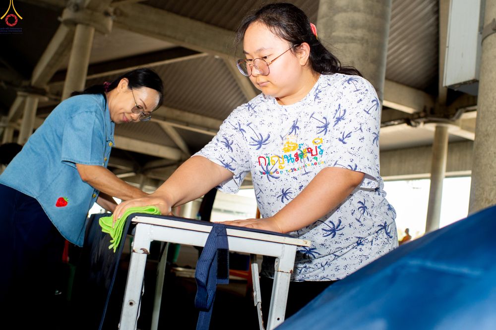 ภาพ No.322403:วันที่ 16 เมษายน พ.ศ.2569 การจัดเตรียมเบาะรองนอน เช็ดทำความสะอาด  เพื่องานถวายมหาสังฆทาน 40,000 กว่าวัดทั่วประเทศ วันคุ้มครองโลก 22 เมษายน พ.ศ.2569 วัดพระธรรมกาย