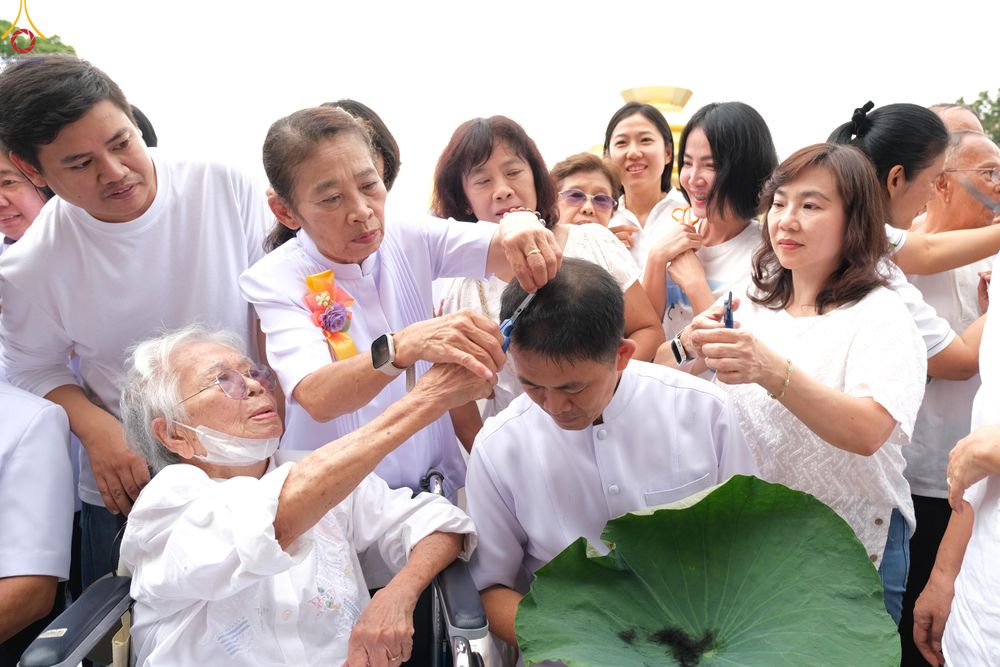 ภาพ No.330183:วันที่ 30 พฤษภาคม พ.ศ.2569 พิธีตัดปอยผมและปลงผม อุบาสกอุปสมบทอุทิศชีวิต 11 ท่าน ณ โบสถ์พระไตรปิฎก วัดพระธรรมกาย จังหวัดปทุมธานี