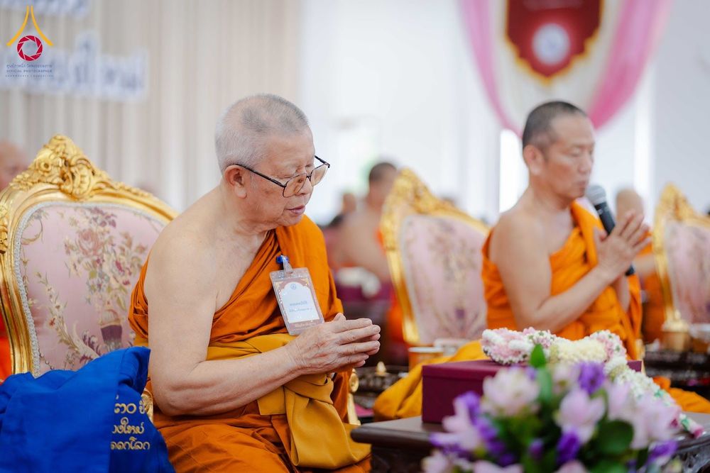 พระภิกษุสงฆ์กำลังประนมมือในพิธีมุทิตาสักการะมหาเปรียญธรรม