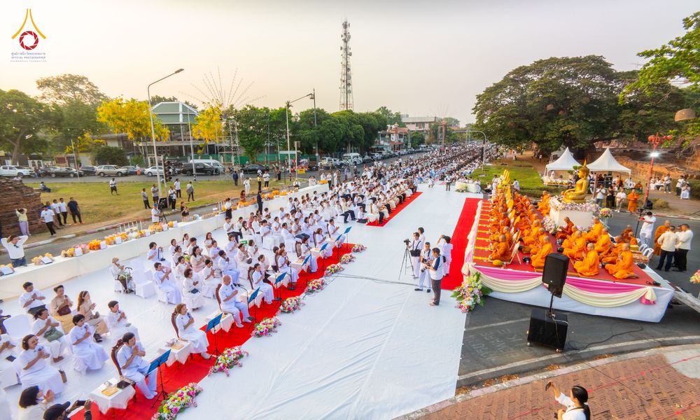 ภาพ No.318044:วันเสาร์ที่ 4 เมษายน พ.ศ. 2569 งานทำบุญเมืองใจกลางอยุธยา  ตักบาตรพระ 1,109 รูป ณ ถนนชีกุน หน้าวัดมหาธาตุ และวัดราชบูรณะ